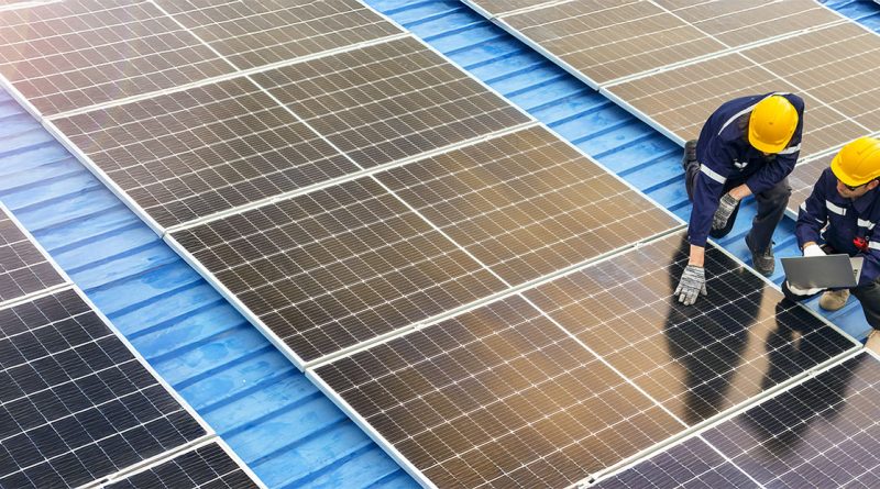 Large scale US solar farm with rows of photovoltaic panels under clear sky representing clean energy growth in 2026